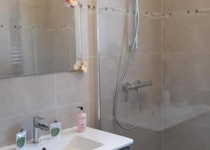 Chez Eugène Et Valérie Pensión 3*