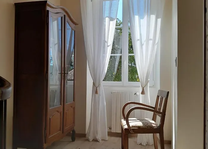 Chez Eugène Et Valérie Pensión 3*